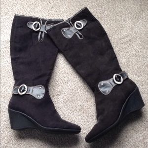 Wedge suede boot